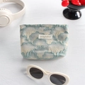Pochette portarossetto trapuntata a fiori con texture a nuvola su sfondo minimalista - Forma a Ventaglio Giallo Blu