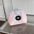 Trousse à maquillage rose matelassée avec broderie chat bleu et zip en ourson - Chat à Face Noire