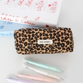 Detail van canvas etui met luipaardprint voorzien van merklabel en kantoorbenodigdheden - Bruine Luipaard