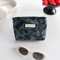 Pochette per rossetto in tela floreale con zip argentata in un contesto lifestyle curato - Piccolo Floreale Blu Notte