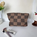 Détail de la trousse de maquillage épaisse tissée à damier avec étiquette de marque - Marron Relief