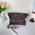 Gros plan détaillé d'une trousse à maquillage vintage léopard avec étiquette en cuir - Suède Léopard Marron Clair