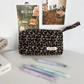 Nahaufnahme von Federmäppchen mit Leopardenmuster, Griff und Pastellstiften - Khaki Leopard