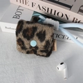 Dettaglio della custodia in peluche leopardata per auricolari con bottone blu e laccetto - Leopardo Marrone in Lana (con Cordino)