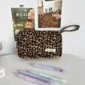 Detail der Cord-Tasche mit Leopardenmuster, strukturiertem Stoff und Handgelenkschlaufe - Brauner Leopard