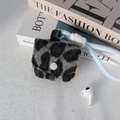 Dettaglio della custodia in peluche leopardata per auricolari con cinturino blu intrecciato - Leopardo Grigio in Lana (con Cordino)