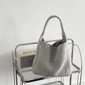 Sac hobo minimaliste en fausse fourrure grise avec intérieur spacieux style coréen - Laine Grise