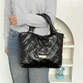 Dettaglio borsa shopper nera trapuntata con ricamo a fiocco ed etichetta logo tessuta - PU Fiocco Nero