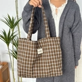 Détail du grand sac cabas à carreaux rétro avec texture en laine et étiquette Hay Rabbit - Plaid Jaune Brun