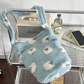 Flauschige hellblaue Einkaufstasche mit weißem Schafmuster und breitem Schultergurt - Lamm-Plüsch-Stil