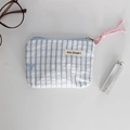 Detail der blau gestreiften Baumwolltasche mit rosa Reißverschluss und Schleifenstickerei - Blaues Gitter Blauer Bogen