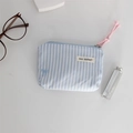 Detailansicht der blau gestreiften Stofftasche mit Schleifenstickerei und Reißverschluss - Blau Weiß Gestreift Blauer Bogen