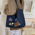 Dunkelblaue Denim-Tragetasche mit Vintage-Patchwork, Stickerei und viel Platz für den Alltag - Apfel Leopard Denim