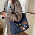 Retro dunkelblaue Denim-Tragetasche mit Vintage-Patches und bunter Sternbestickung - Apfel Welpe Denim