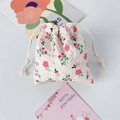 Dettaglio del sacchetto jacquard floreale con coulisse e biglietto regalo a fiori - Fiore Rosa Chiaro