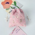 Dettaglio custodia rosa con coulisse e texture a cuore goffrata con stampe di cartoni animati - Orsetto Dessert Base Rosa