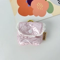 Detailansicht der rosa gesteppten Satintasche für Kopfhörer mit weißem Spitzenbesatz - Klein / Herz Rosa