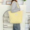 Texture détaillée du sac fourre-tout jaune matelassé avec coutures circulaires - Matelassé Gourde Jaune