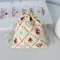 Vue détaillée de la texture matelassée et motif mignon sur petit sac de rangement - Lapin dessert