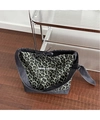 Dettaglio della borsa tote leopardata verde in tela con cuciture in denim e testo francese - Stile Tracolla Patchwork Denim / Leopardo Verde