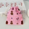 Détail du tissu à bulles rose du sac à cordon avec broderie de dessins animés mignons - Ours avec chapeau rouge sur fond rose