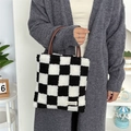Détail du sac cabas en peluche à damier avec texture douce et poignée ronde marron - Grille Noire Damier en Peluche