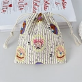 Détail du sac à cordon en seersucker à rayures violettes et motifs d'ours mignons - Ours