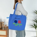 Detailansicht der blauen Kordelzug-Einkaufstasche mit Blumenstickerei und Schriftzug - Zweifarbige Blume Doppelschicht Schulter / Saphirblau