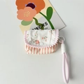 Detalle de funda acolchada con flores y rayas con pompón rosa y cordón trenzado - Floral Rosa + Raya Rosa Blanca
