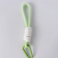 Detalle del cordón verde claro para bolso con un mosquetón de metal resistente - Cordón Verde con Anilla en D
