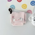 Nahaufnahme der rosa Cord-Kopfhörertasche mit Blumenmuster, Mayrabbit-Label und Schlaufe - Klein (Mit Kurzem Seil) / Rosa Blumig
