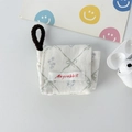 Nahaufnahme der floralen Cord-Kopfhörertasche mit weichem Schlüsselband und Etikett - Klein (Mit Kurzem Seil) / Weißes Diamantgitter-Blumenmuster