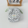 Detailansicht der silbernen Stepptasche mit Herzmuster und gewebtem Kordelzug - Großes Herz Silber
