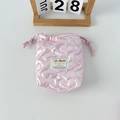 Detailansicht der rosa gesteppten Kordelzugtasche mit Herzmustern und Satin-Oberfläche - Großes Herz Rosa