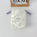 Detailansicht der weißen PU-Tasche mit geprägten Schleifenmustern und lila Kordelzug - Kleine Schleife Cremeweiß