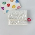 Detail des gesteppten Herzmusters auf weißer PU-Tasche mit pinker elastischer Schlaufe - Großes Herz Cremeweiß
