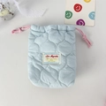 Dettaglio del sacchetto trapuntato azzurro con lacci rosa e consistenza morbida - Blu Zucca Trapuntato