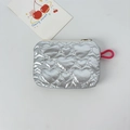 Makroaufnahme der silbernen PU-Ledertasche mit Herzsteppung und roter Schlaufe - Herz Silber