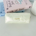 Detailansicht der cremefarbenen gesteppten Federtasche mit Schleifenstickerei und Logo - Off-White mit kleiner Schleife