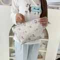 Dettaglio della trousse trapuntata con strisce blu e simpatica stampa di orsetto cartoon - Orso