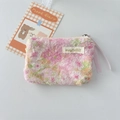 Detail van de bloemen make-uptas met roze lint rits en stoffen merklabel - Roze Madeliefje