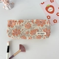 Detail of floral jacquard makeup bag with beige fabric and delicate pink flower patterns - Silk Galsang Flower Orange