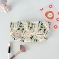 Dettaglio ricamo margherita su borsa cosmetica in tela beige con chiusura a cerniera - Margherita Ricamata Beige