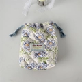 Détail du sac à cordon en coton matelassé avec motifs floraux et cordon de serrage bleu - Fleur Bleue
