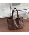 Grand sac cabas en toile à imprimé léopard présenté dans un décor urbain chic - Imprimé Léopard Fleur Bandoulière Horizontale (Brun Rouge)