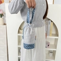 Dettaglio della borsa per borraccia con coulisse e motivi a quadretti blu e stelle - Quadretti Bianchi