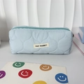 Détail de la trousse matelassée bleu clair avec étiquette MAY RABBIT et fermeture éclair - Bleu Gourde Matelassé