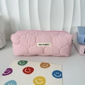 Détail de la texture en tissu matelassé rose et étiquette May Rabbit sur la trousse - Matelassé Gourde Rose