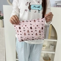 Beauty case rosa in seersucker con motivi di orsi ed etichetta MAY RABBIT - Orso con cappello rosso su base rosa