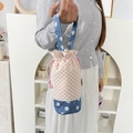 Dettaglio della borsa porta borraccia con coulisse, pois rossi e design floreale patchwork - Pois Rosa
